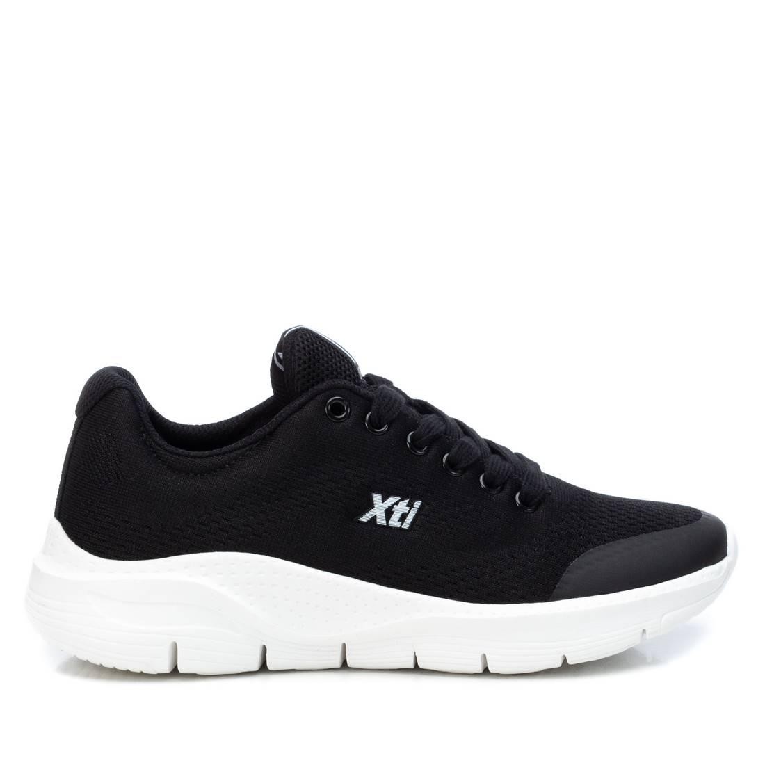 TENIS CASUALES MUJER MARCA XTI COLOR NEGRO Springstep