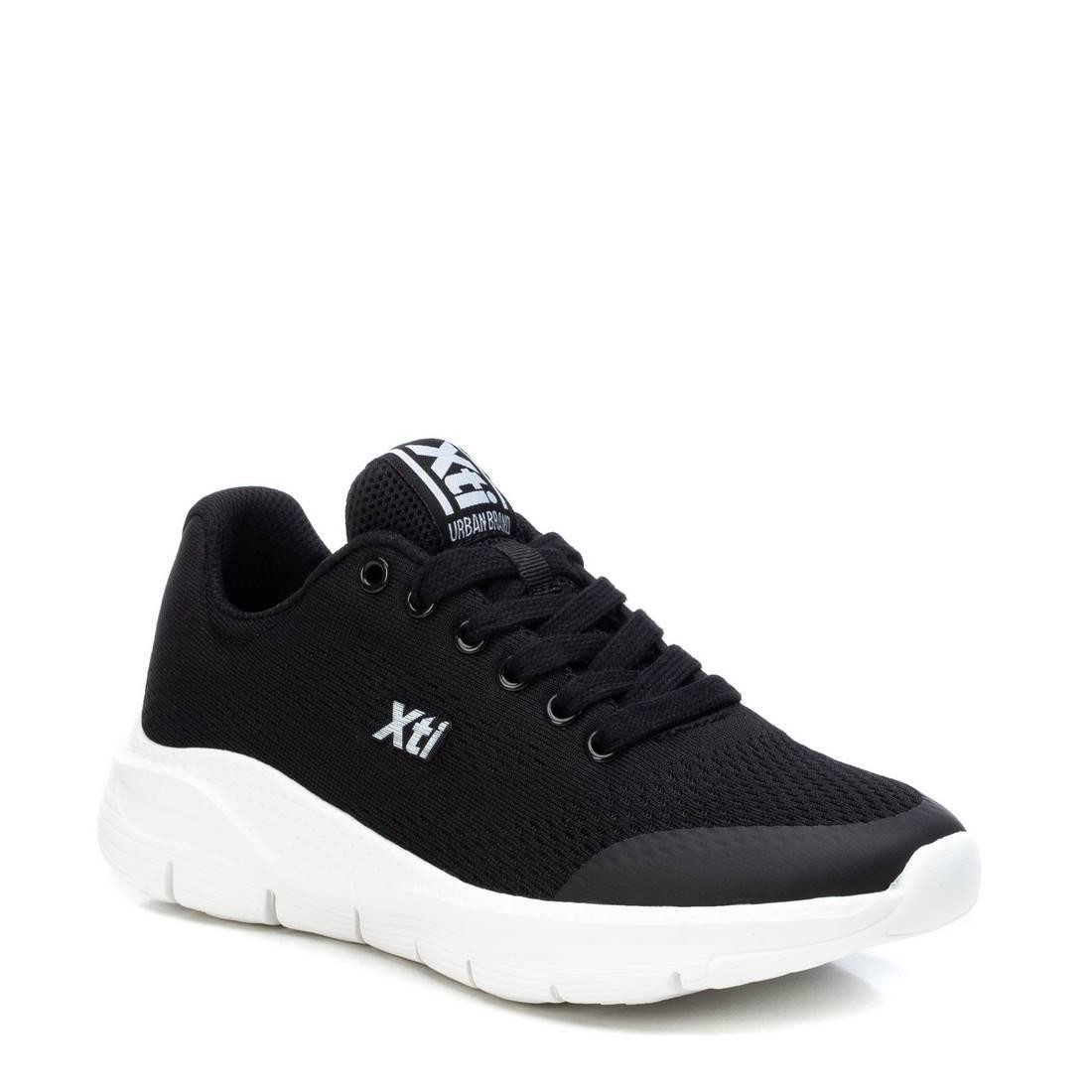 TENIS CASUALES MUJER MARCA XTI COLOR NEGRO Springstep