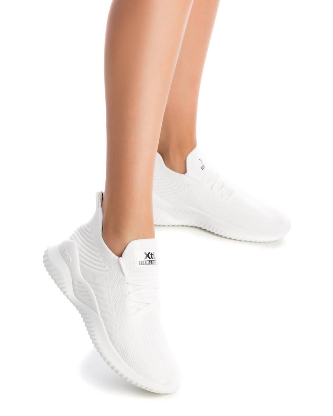 TENIS CASUALES MUJER MARCA XTI COLOR BLANCO Springstep